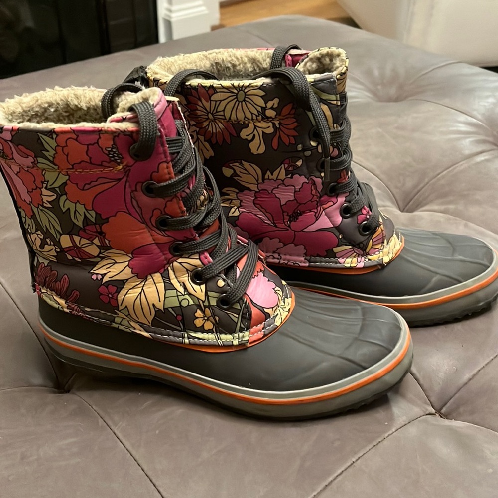 Peace floral lined snow boots size 7